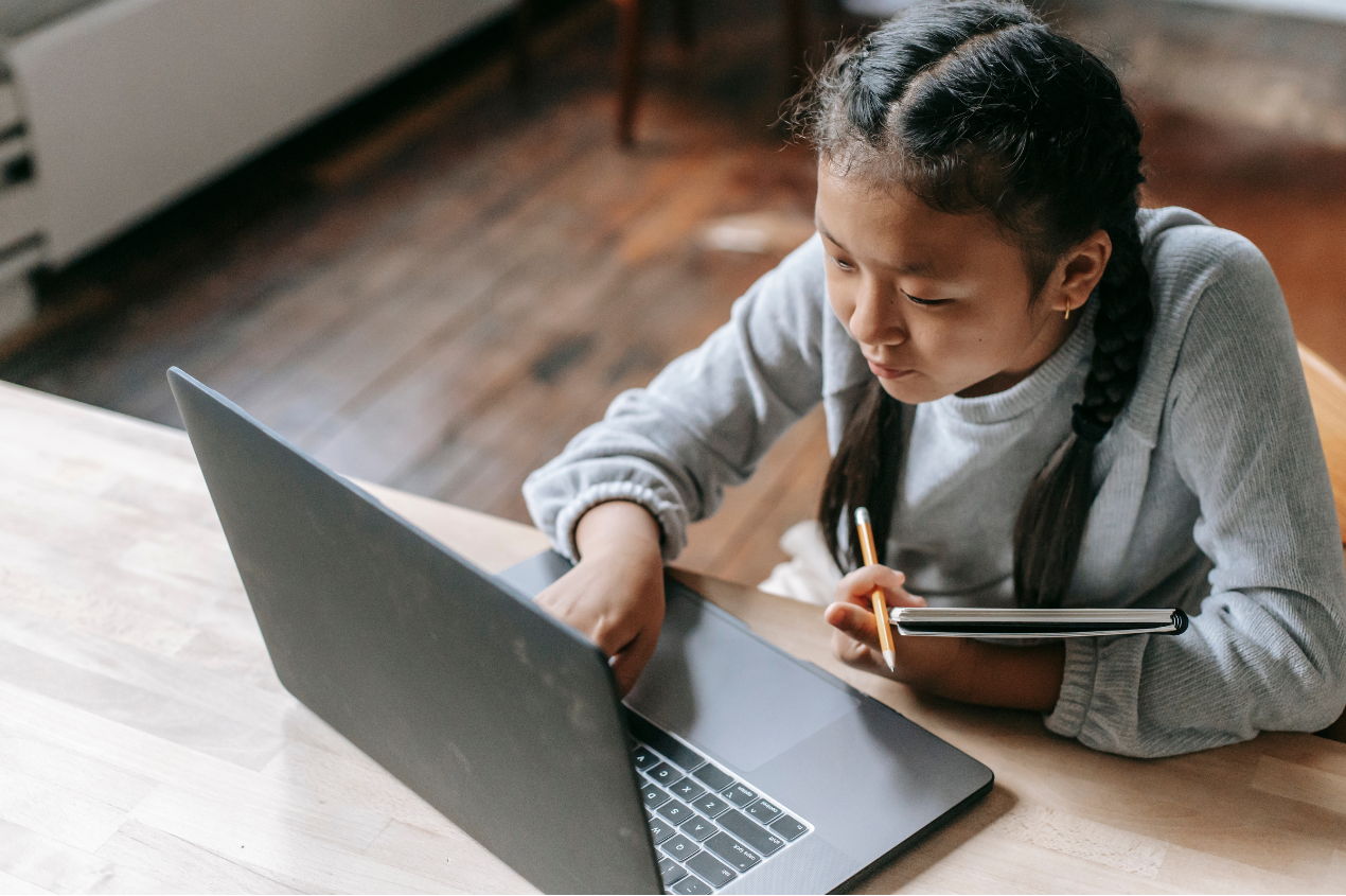 Kind op een computer