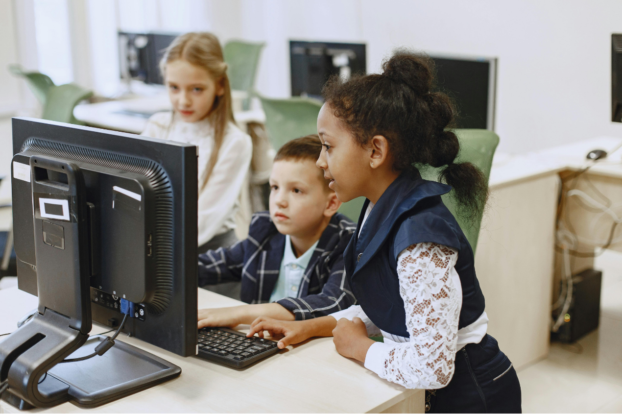 Kinderen op een computer